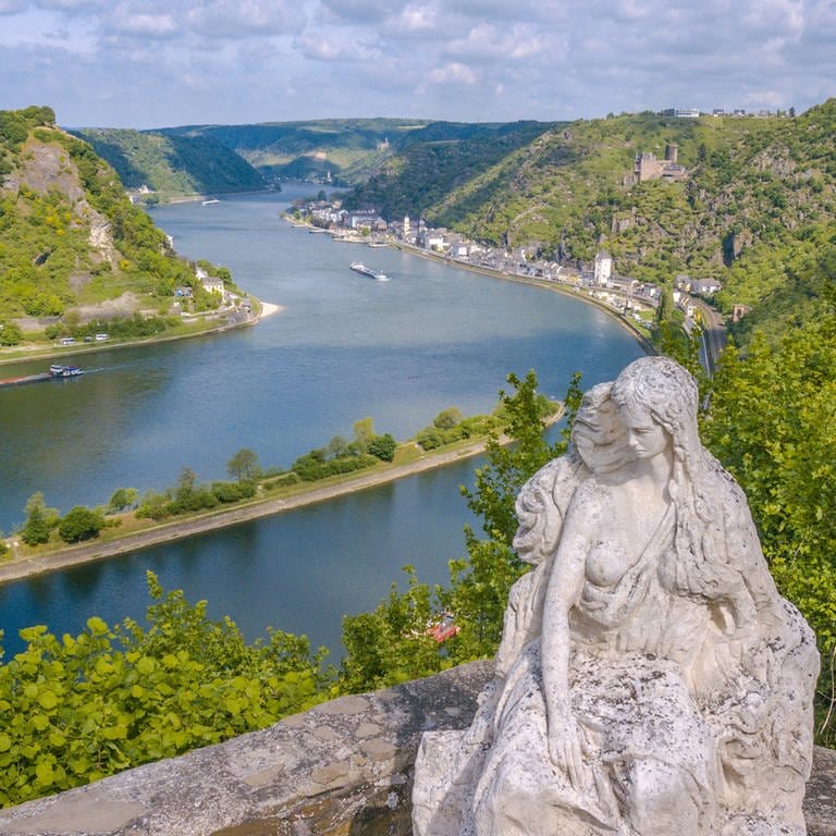 Steinskulptur der Loreley mit Blick auf das Mittelrheintal und den Loreley-Felsen  (Foto: IMAGO, IMAGO / Panthermedia)