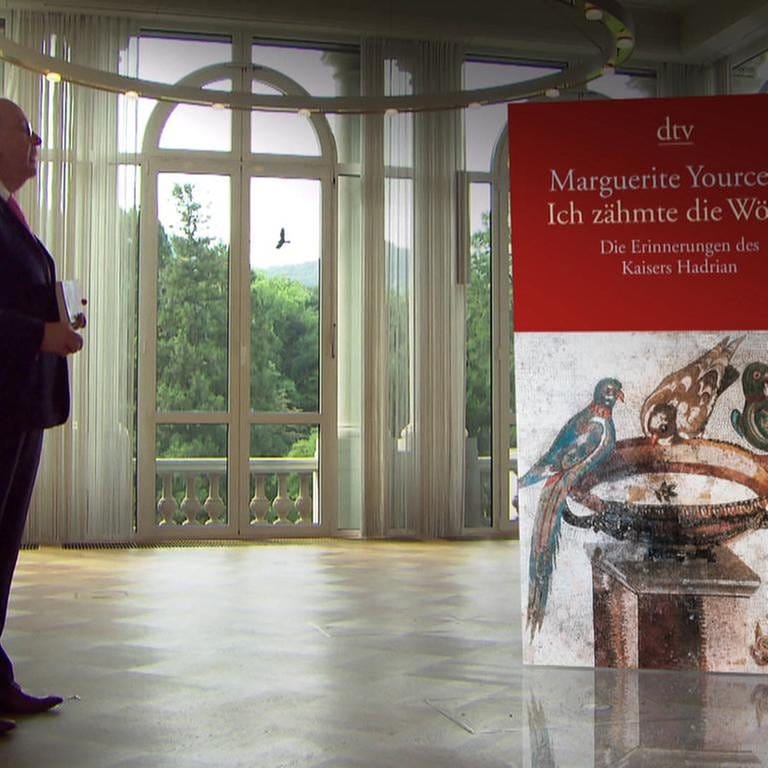 Denis Scheck und daneben das Buch "Ich zähmte die Wölfin" von Marguerite Yourcenar