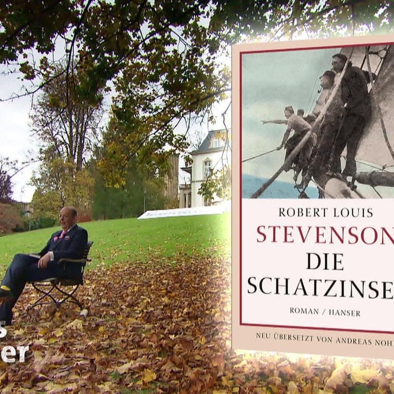 Denis Scheck und daneben das Buch "Die Schatzinsel" von Robert Louis Stevenson