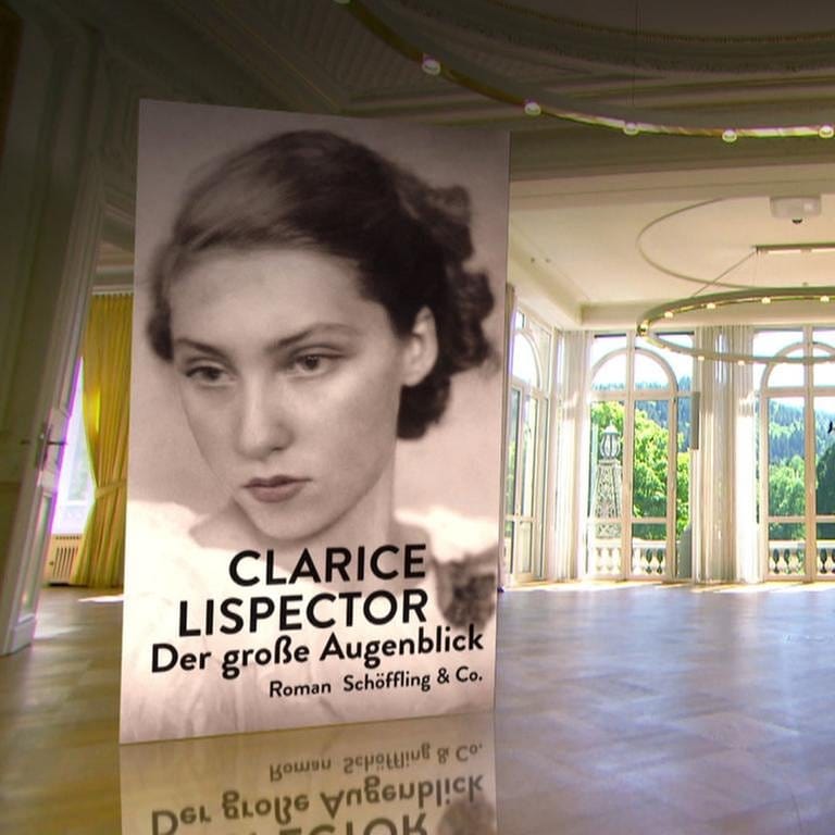 Buchcover "der große Augenblick" von Clarice Lispector neben Denis Scheck