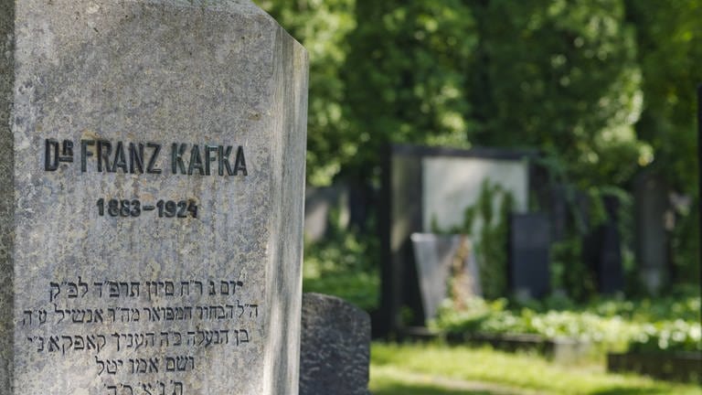 Das Grab Franz Kafkas auf dem Neuen Jüdischen Friedhof in Prag. 