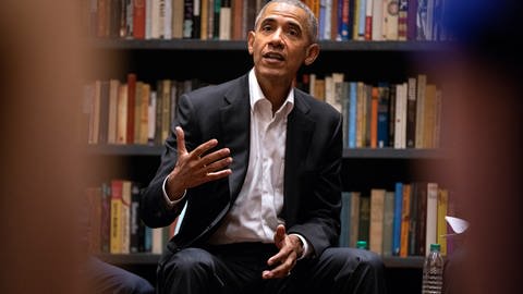Barack Obama in einem Buchladen in Chicago. Der ehemalige US-Präsident teilt seine aktuellen Lieblingsbücher zum Jahresende auf Social Media. Lauren Groff hat es mit den Romanen "Licht und Zorn" und "Die weite Wildnis" schon zweimal auf die Liste geschafft.