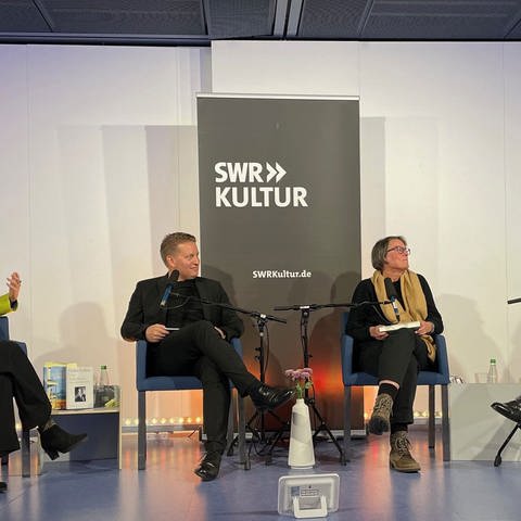 Meike Feßmann, Carsten Otte, Julia Schröder und Christoph Schröder in der Stadtbibliothek Stuttgart (Foto: SWR, Foto: Birgit Blacker)