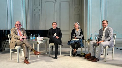 Denis Scheck, Carsten Otte, Shirin Sojitrawalla und Jan Wiele im Mozartsaal im Schwetzinger Schloss 