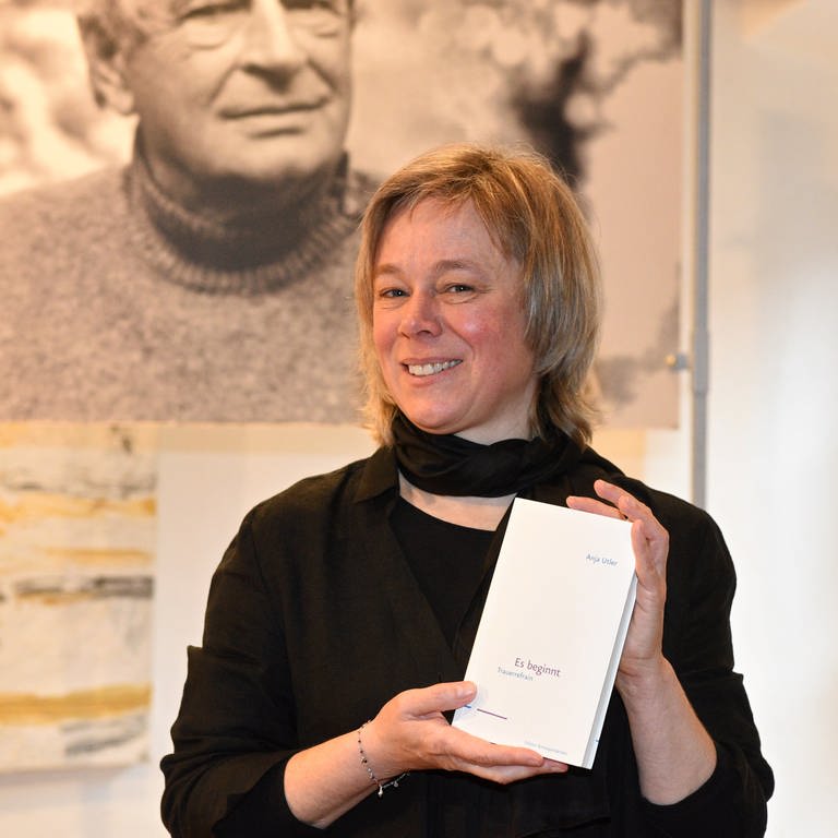 Verleihung des Peter-Huchel-Preises 2024; Anja Utler mt dem ausgezeichneten Buch (Foto: SWR, Rita Eggstein)