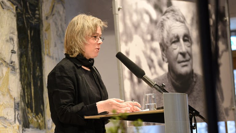 Verleihung des Peter-Huchel-Preises 2024; Anja Utler bei Dankesrede von der Seite