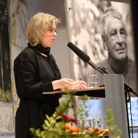 Verleihung des Peter-Huchel-Preises 2024; Anja Utler bei Dankesrede von der Seite (Foto: SWR, Rita Eggstein)