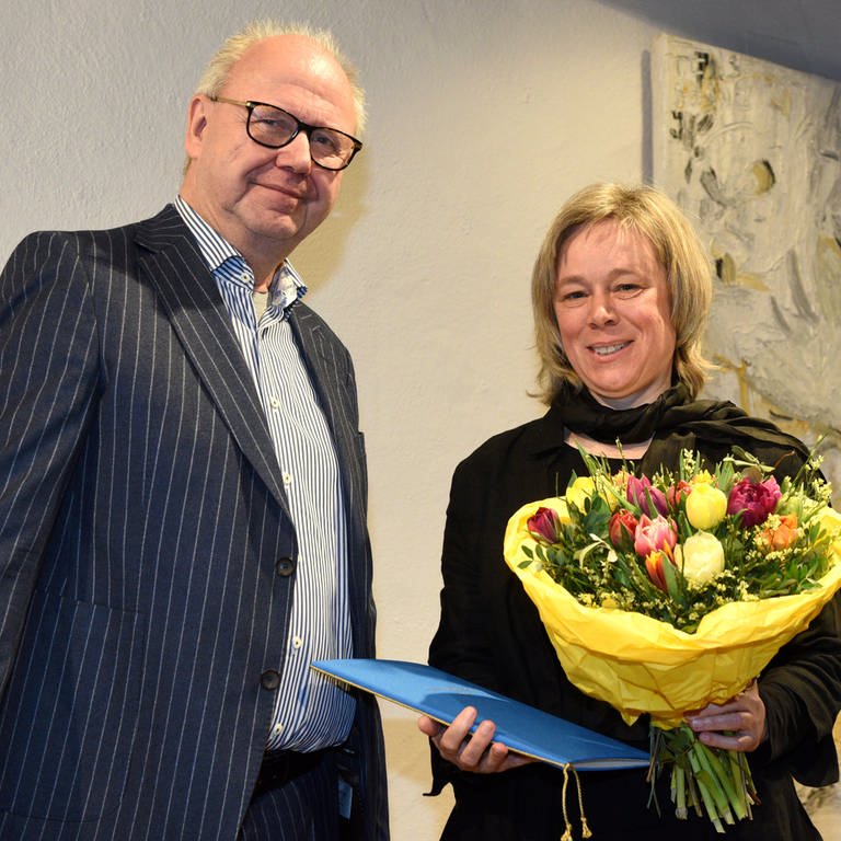 Verleihung des Peter-Huchel-Preises 2024; Walter Filz und Preisträgerin Anja Utler mit Blumenstrauß