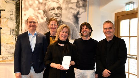 Verleihung des Peter-Huchel-Preises 2024; Gruppenbild Preisträgerin mit Jury