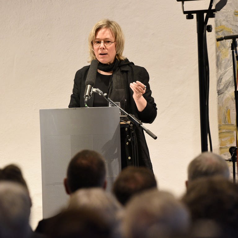 Verleihung des Peter-Huchel-Preises 2024; Anja Utler bei Dankesrede (Foto: SWR, Rita Eggstein)
