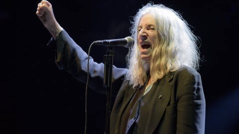 Patti Smith ballt die Faust am Mikrofon