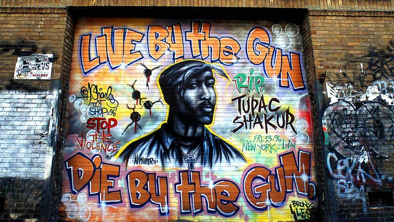 Graffiti-„Mural“ mit der Aufschrift „Live by the gun, die by the gun, RIP Tupac Shakur“ am Tupac Memorial in der Houston Street NYC. (Foto: picture-alliance / Reportdienste, picture alliance / ZUMAPRESS.com | Andrea Renault)