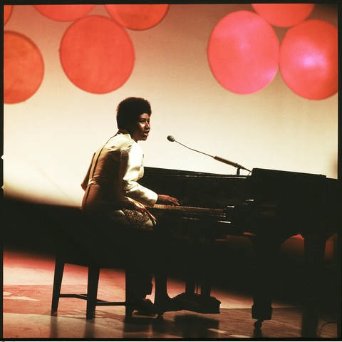 Aretha Franklin sitzt am Piano und singt im Jahr 1969. (Foto: picture-alliance / Reportdienste, Michael Putland)