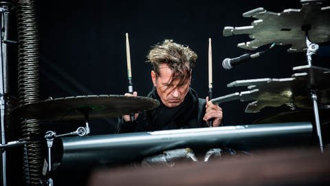 Der Schlagzeuger Rudolf Moser bei einem Konzert von "Einstürzende Neubauten" 2018 in Kopenhagen.  (Foto: picture-alliance / Reportdienste, Photo credit: Gonzales Photo - Christian Hjorth)