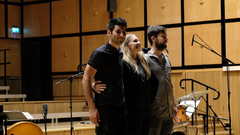 Julia Kadel Trio verbeugt sich  (Foto: SWR, Volker Brzezinski)