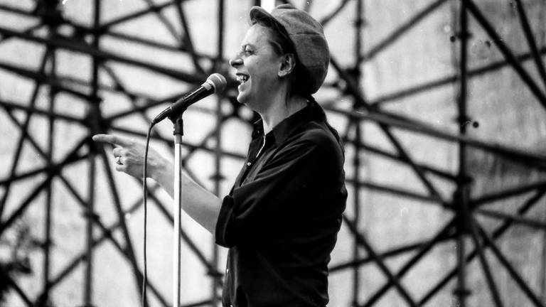 Rio Reiser singt auf einer Bühne ins Mikrofon (Foto: IMAGO, imago/Votos-Roland Owsnitzki)