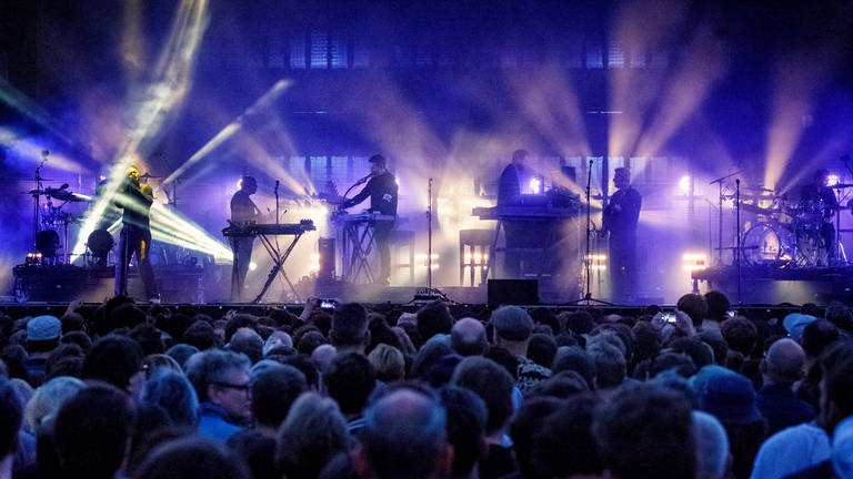 Die Trip-Hop-Band Massive Attack aus Großbritannien bei einem Live-Konzert Zitadelle Berlin 2018 (Foto: IMAGO, imago images/POP-EYE)