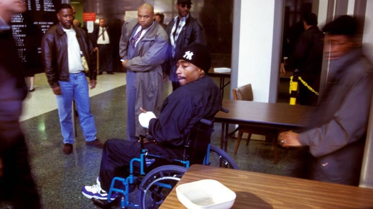 Tupac sitzt im Rollstuhl, nachdem er von Unbekannten angeschossen wurde. (Foto: IMAGO, imago/ZUMA Press)