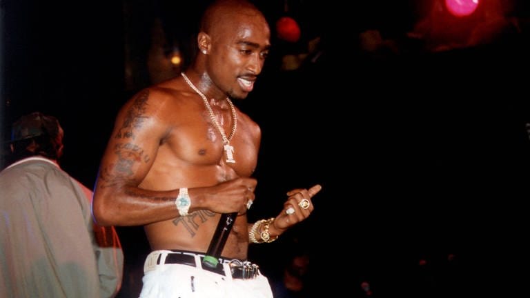 Rapper Tupac Shakur bei einem Auftritt (Foto: IMAGO, imago images/Everett Collection)
