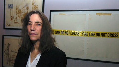 Patti Smith bei einer ihrer Ausstellungen (Foto: IMAGO, picture-alliance / dpa/dpaweb)