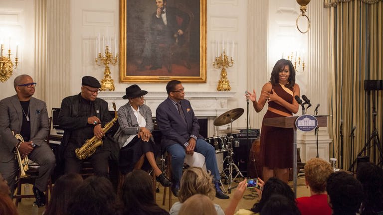 International Jazz Day zu Gast im im Weißen Haus (2019 ): Michelle Obama mit (vlnr) Terrence Blanchard, Bobby Watson, Dee Dee Bridgewater und Herbie Hancock (Foto: IMAGO, ZUMA Press)