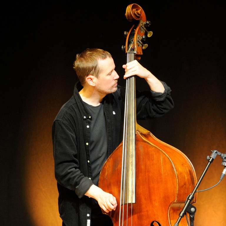 Die schwedischen Jazz-Bassist Petter Eldh mit Otis Sandsjö (ts.) in der Essener Philharmonie (20.1.2022) (Foto: IMAGO, Sven Thielman)