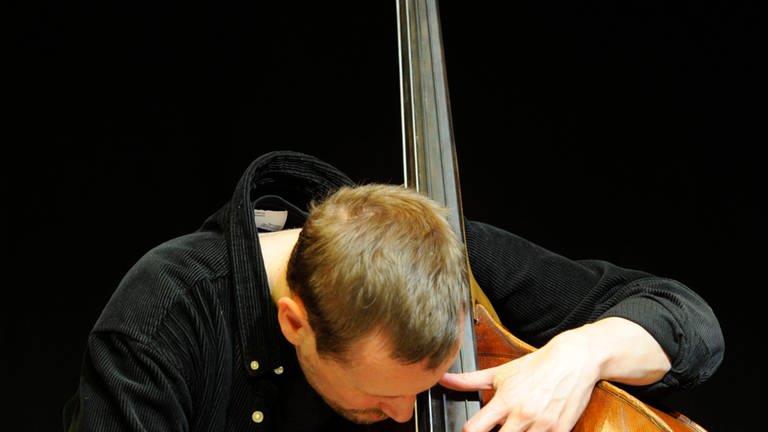 Die schwedischen Jazz-Bassist Petter Eldh mit Otis Sandsjö (ts.) in der Essener Philharmonie (20.1.2022)