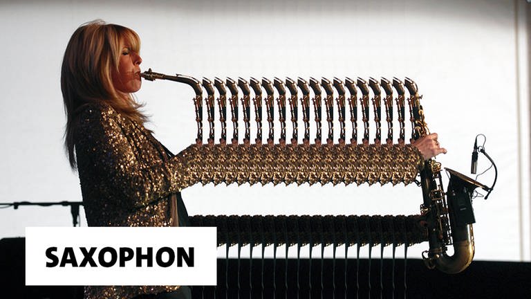 Eine Frau spielt Saxophon (Foto: IMAGO, Tillmann Pressephotos)