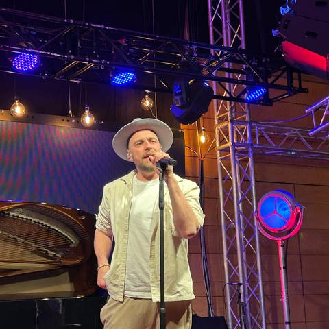 Sänger Max Mutzke auf der Bühne (Foto: SWR)