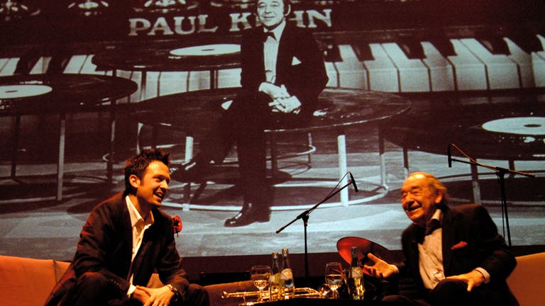 Die Jazzmusiker Till Brönner (l) und Paul Kuhn sprechen miteinander am 13.03.2004 in der Veranstaltungsreihe «Talkin' Jazz» (Foto: dpa Bildfunk, Stefan Jaitner)