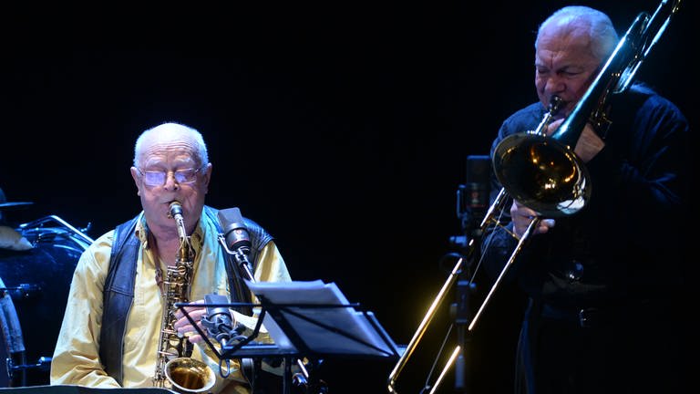 Einflussreiche Jazzmusiker der DDR: Die Musiker Ernst Luden Petrowsky (l) und Conny Bauer  (Foto: picture-alliance / Reportdienste, Britta Pedersen/dpa)