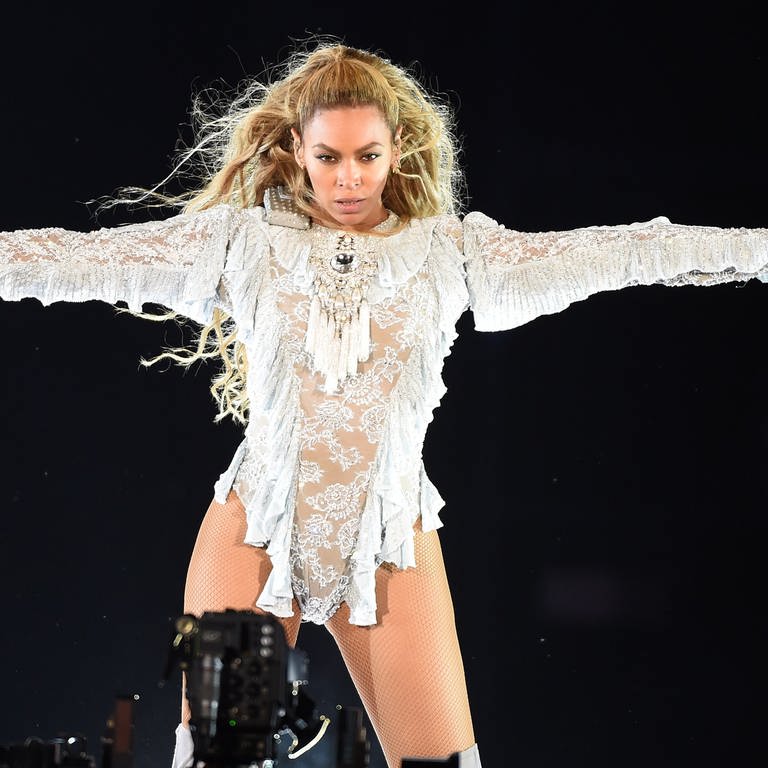 Beyoncé in einem weißen Glitzerkleid bei einer Performance