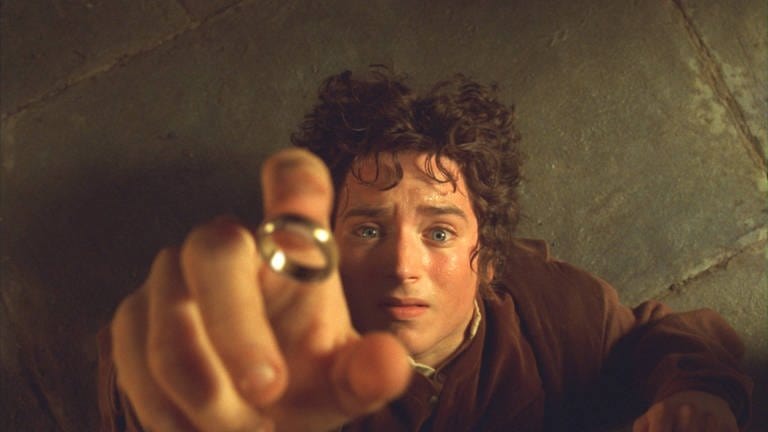 Frodo fängt im Film "Der Herr der Ringe" den magischen Ring