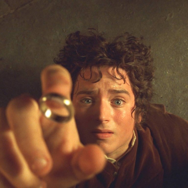 Frodo fängt im Film "Der Herr der Ringe" den magischen Ring