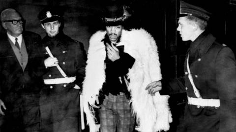 Jimi Hendrix wird verhaftet (Foto: picture-alliance / Reportdienste, picture alliance/United Archives)