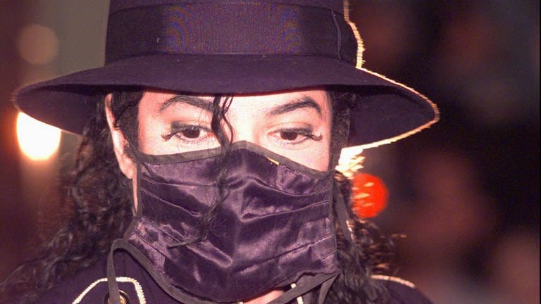 Michael Jackson trägt eine Maske (Foto: picture-alliance / Reportdienste, picture alliance / ASSOCIATED PRESS)