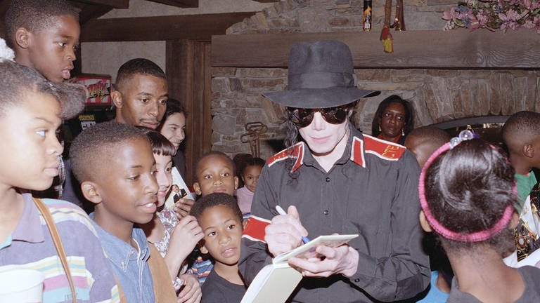 Michael Jackson inmitten von Kindern auf Neverland (Foto: picture-alliance / Reportdienste, picture alliance / ASSOCIATED PRESS)