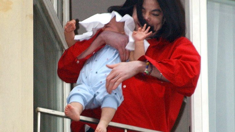 Michael Jackson hält seinen Sohn über den Balkon im Berliner Adlon Hotel (Foto: picture-alliance / Reportdienste, picture-alliance/ dpa)