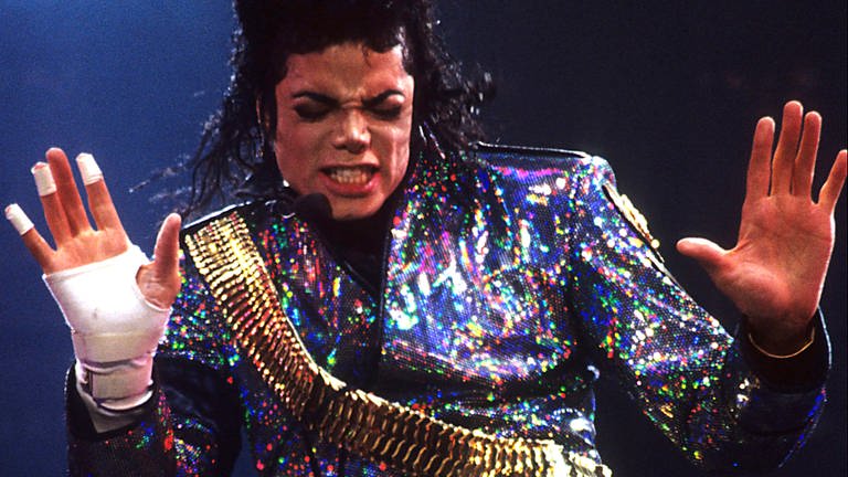 Michael Jackson in einem Glitzeroutfit bei einer seiner Bühnenshows (Foto: picture-alliance / Reportdienste, Geisler-Fotopress/Keuntje)