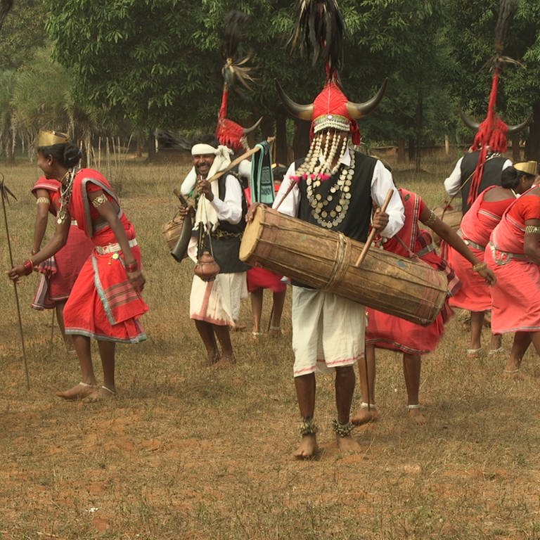 Tanz- und Musikvorstellung in einem Bison Horn Maria Dorf in Zentralindien