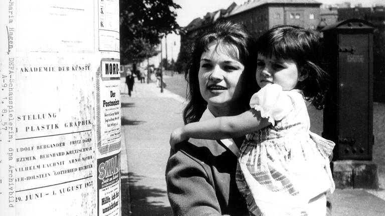 Die Schauspielerin und Sängerin Eva-Maria Hagen mit ihrer kleinen Tochter Nina auf dem Arm im Sommer 1957 in Ost-Berlin in der DDR. (Foto: dpa Bildfunk, Picture Alliance)