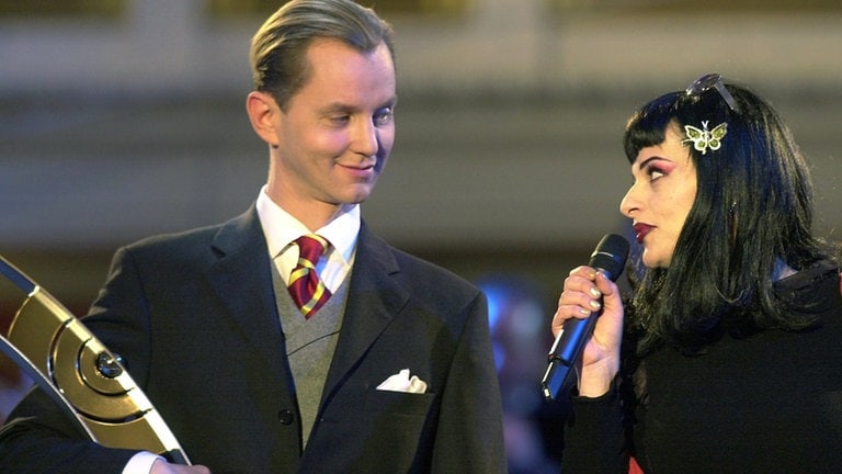 Nina Hagen und Max Raabe erhalten für ihre Einspielung von der "Dreigroschenoper" den "Echo Klassik 2000" (Foto: picture-alliance / Reportdienste, ZB | Bernd Settnik)