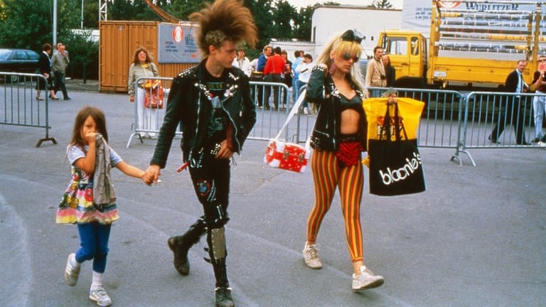 Nina Hagen mit Ehemann Iroquois und Tochter Cosma Shiva auf der IFA in Berlin, Deutschland 1987.