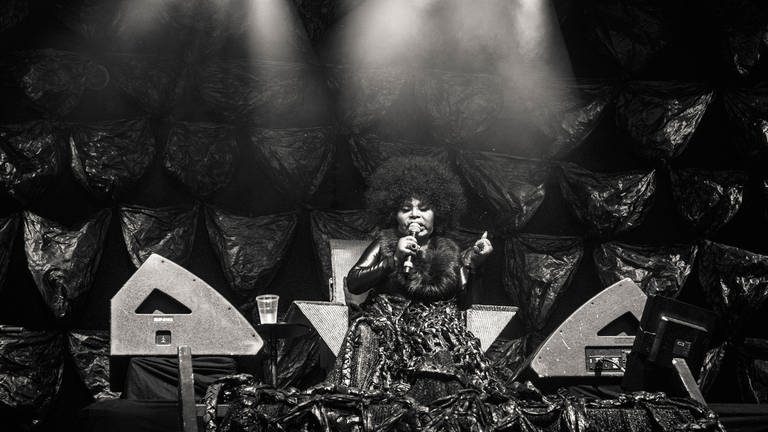 Die brasilianische Sängerin und Samba-Künstlerin Elza Soares spielt ein Live-Konzert während des dänischen Musikfestivals Roskilde Festival 2017 (Foto: IMAGO, Gonzales Photo/Flemming Bo Jense)