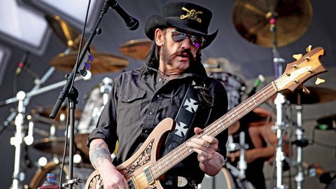 Lemmy Kilmister bei einem Auftritt mit Motörhead