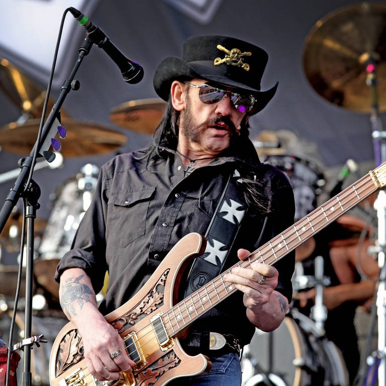 Lemmy Kilmister bei einem Auftritt mit Motörhead (Foto: IMAGO, imago/DATA73)