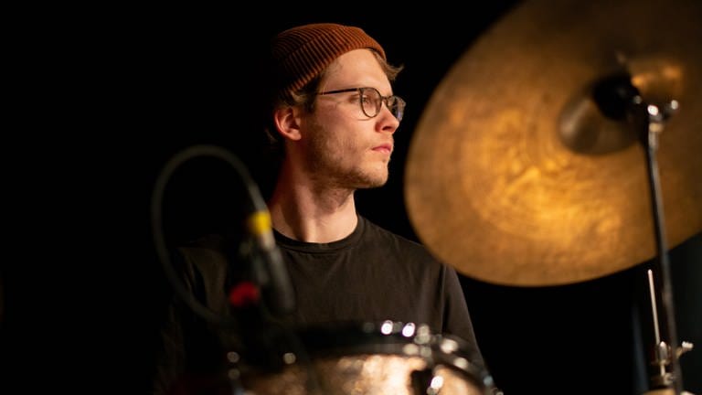 SWR2 Jazz College: Lucas Klein spielt Schlagzeug im Samuel Restle Oktett. (Foto: SWR)