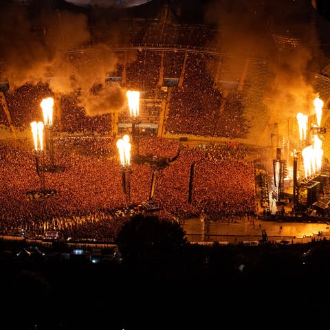 Tausende Zuschauer verfolgen das Konzert der Band Rammstein im Olympiastadion.  (Foto: picture-alliance / Reportdienste, picture alliance/dpa | Sven Hoppe)