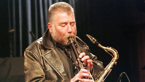 Peter Brötzmann an der Klarinette, am Hals hängt ein Saxophon (Foto: IMAGO, IMAGO / BRIGANI-ART)