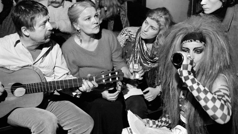 Der Liedermacher Wolf Biermann, die Sängerin und Schauspielerin Eva-Maria Hagen, ihre Tochter Nina Hagen und der DDR-Regimekritiker Ralf Hirsch 